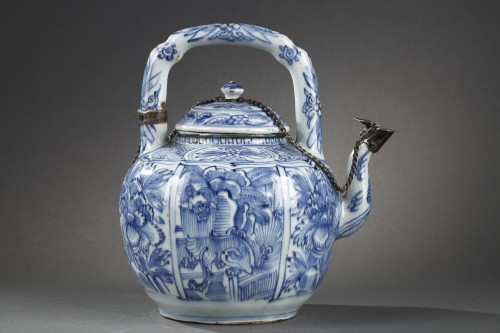 Verseuse a vin en porcelaine bleu blanc - Chine epoque Wanli 1573/1620 - Bertrand de Lavergne