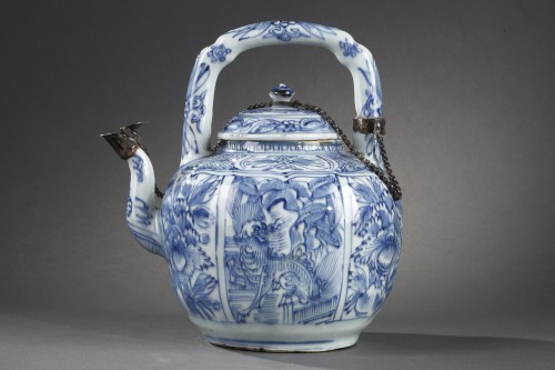 XVIIe siècle - Verseuse a vin en porcelaine bleu blanc - Chine epoque Wanli 1573/1620