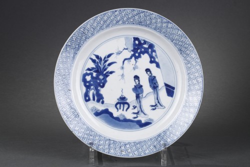 XVIIe siècle - Assiette en porcelaine bleu-blanc  Chine marque et periode Kangxi 1662/1722