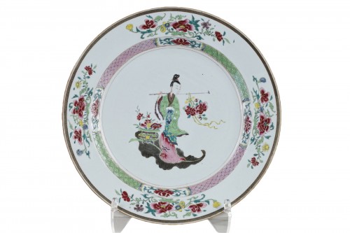 Large dish &quot;Famille rose&quot; porcelain . Yongzheng period 1723/1735 - 
