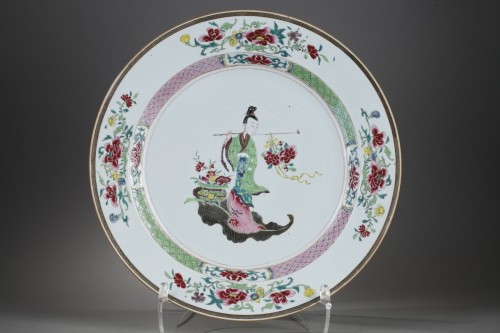 Large dish &quot;Famille rose&quot; porcelain . Yongzheng period 1723/1735 -  - Asian Works of Art Style 