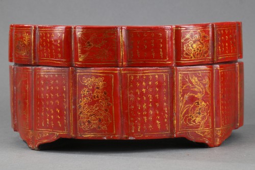 XIXe siècle - Boite en laque peinte en or de fleurs et calligraphies