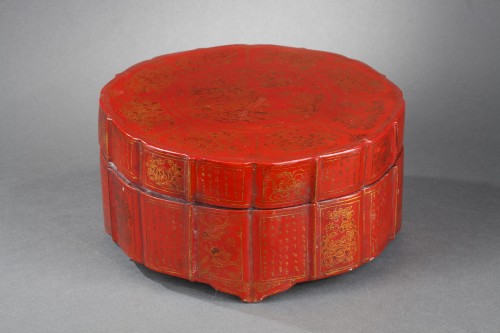 lacquer box painted with flowers and caligraphy - 