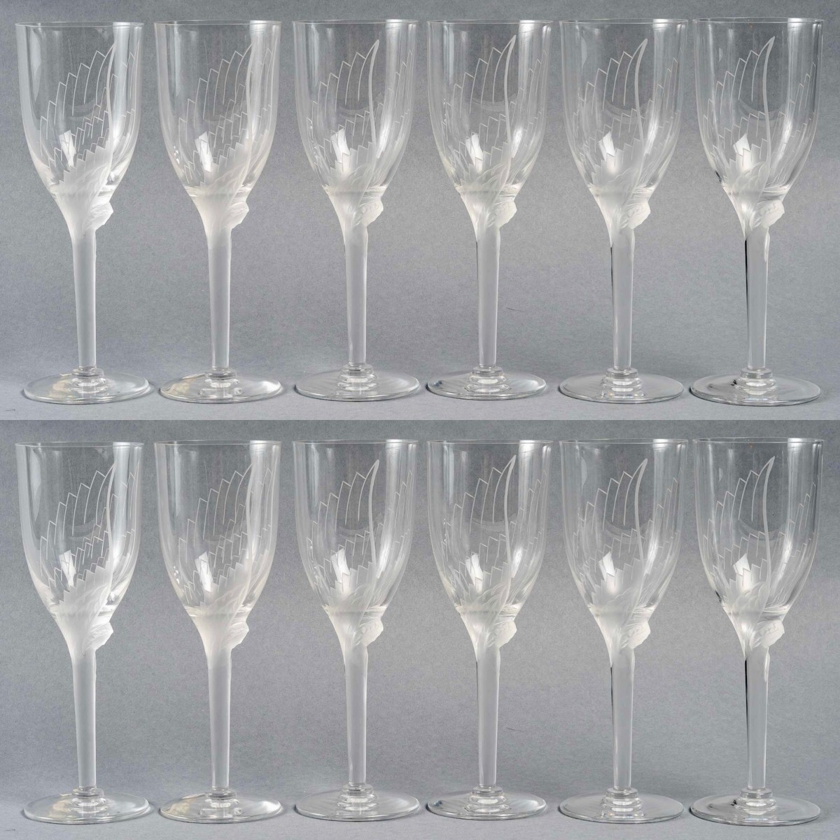 Rare suite de 12 rince-doigts et 12 soucoupes en cristal,Lalique