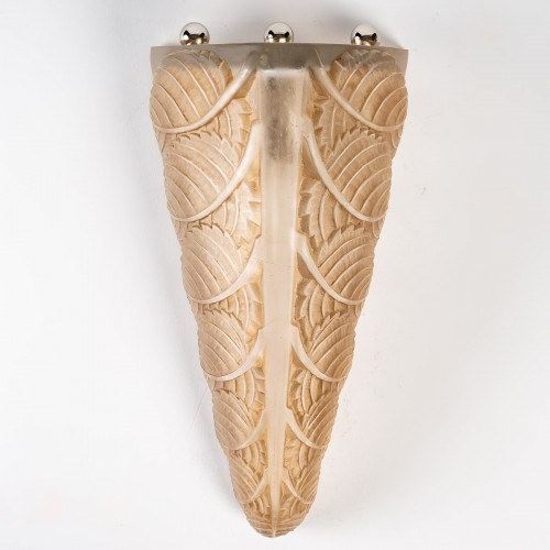 1924 René Lalique Pair Of Art Deco Noisetier Sconces Wall Light - Lighting Style Art Déco