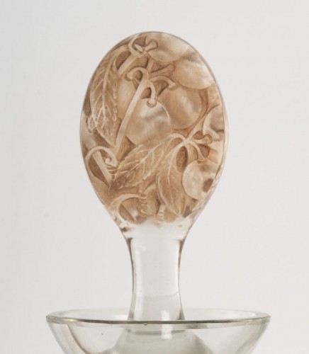 1923 René Lalique - Carafe Prunelles Pour Cusenier - Verrerie, Cristallerie Style Art Déco