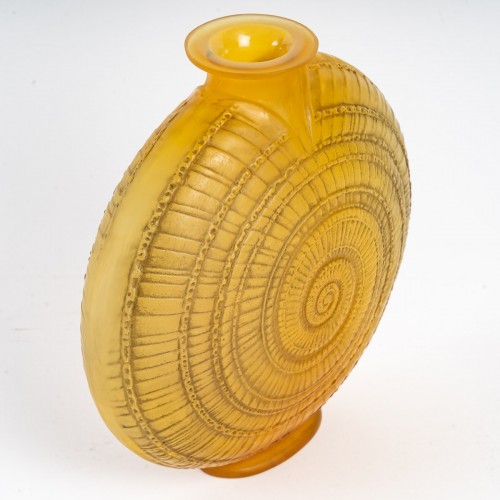 Glass & Crystal  - 1920 René Lalique - Vase Escargot 