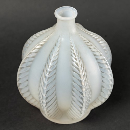 Glass & Crystal  - 1924 René Lalique - Vase Malines Cased