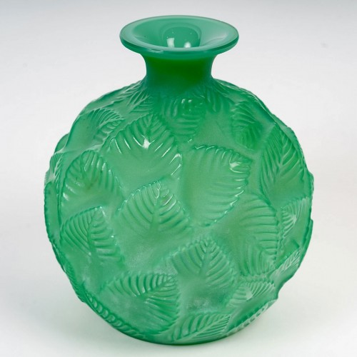 Glass & Crystal  - 1926 René Lalique - Vase Ormeaux