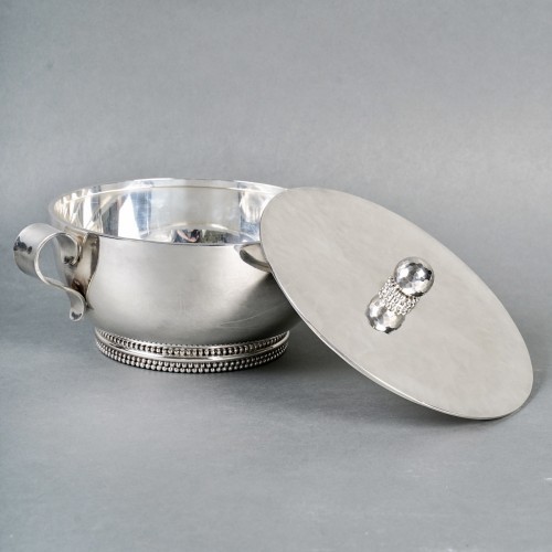 20th century - Jean Desprès (1889-1980) - Tureen Centerpiece Silver Plated Hammered Beads Garlands
