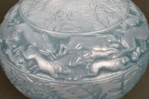 20th century - 1923 René Lalique - Vase Lievres Cased