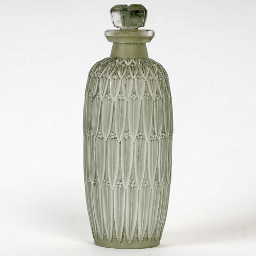 20th century - 1910 René Lalique Perfume Bottle Petites Feuilles Bottle
