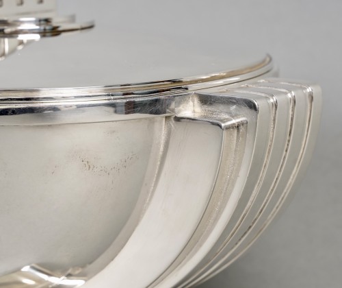 Argenterie et Arts de la table  - Jean Tetard - Centre dr table soupière Moderniste Art Déco en argent massif