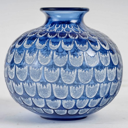 20th century - 1930 René Lalique -Navy Blue  Grenade Vase