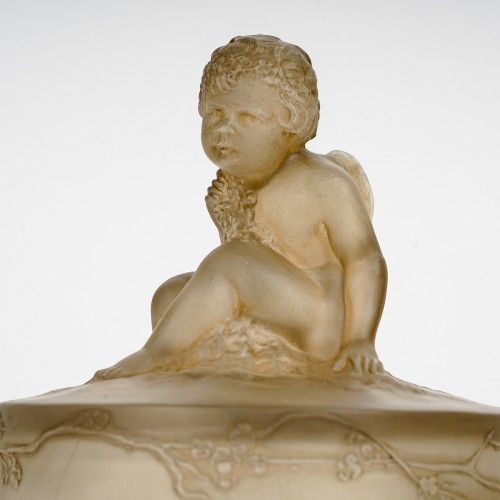 20th century - 1919 René Lalique - Box Amour Assis Cherub Putti Glass With Sepia Patina