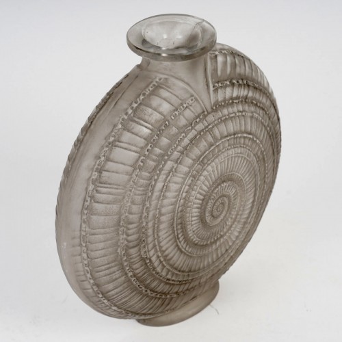 Verrerie, Cristallerie  - 1920 René Lalique - Vase Escargot Verre Blanc Patiné Gris