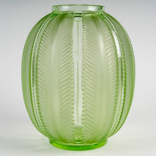 XXe siècle - 1932 René Lalique - Vase Biskra vert clair