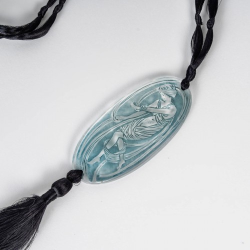 Glass & Crystal  - 1919 René Lalique - Pendant Figurine Drapee