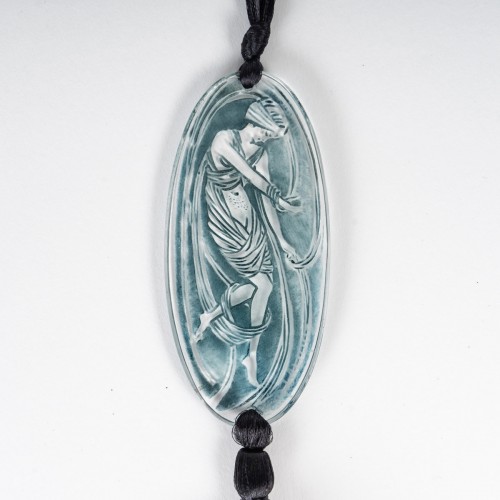 1919 René Lalique - Pendant Figurine Drapee - 
