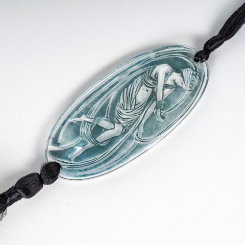 20th century - 1919 René Lalique - Pendant Figurine Drapee