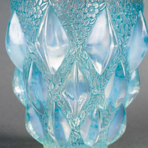 XXe siècle - 1927 René Lalique - Vase Rampillon patiné bleu