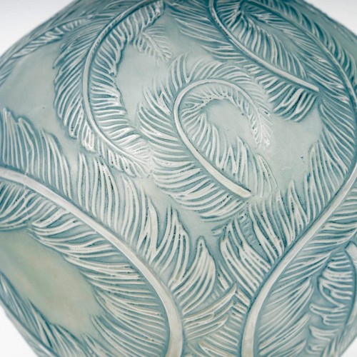 Verrerie, Cristallerie  - 1920 René Lalique - Vase Plumes Ve Patiné Bleu
