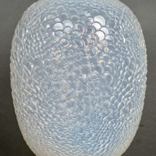 1932 René Lalique - Vase Ecailles Verre Opalescent - BG Arts