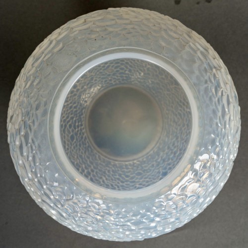 XXe siècle - 1932 René Lalique - Vase Ecailles Verre Opalescent