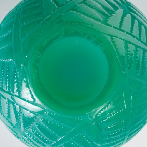 XXe siècle - 1926 René Lalique - Vase Espalion Verre Vert Jade