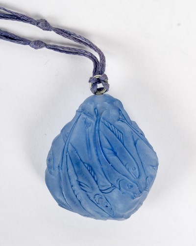 Antique Jewellery  - 1912 René Lalique - Pendant Fishes Blue Glass With White Patina