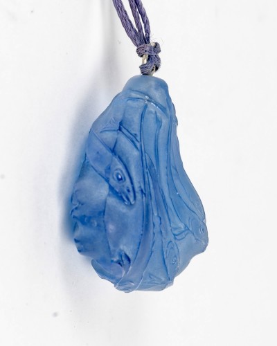 20th century - 1912 René Lalique - Pendant Fishes Blue Glass With White Patina