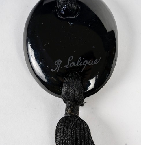 20th century - 1920 René Lalique - Pendant Guepes Wasps Black Glass With White Patina