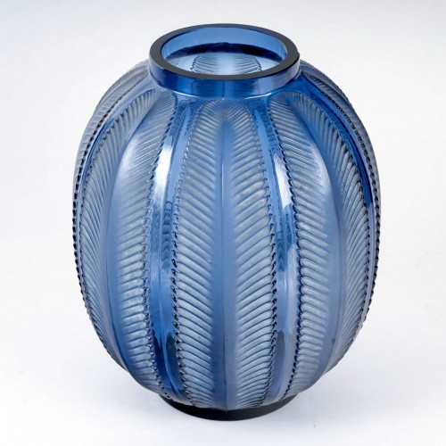 Glass & Crystal  - 1932 René Lalique - Vase Biskra Navy