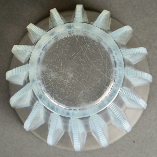 20th century - 1933 René Lalique - Art Deco Vase Chamonix