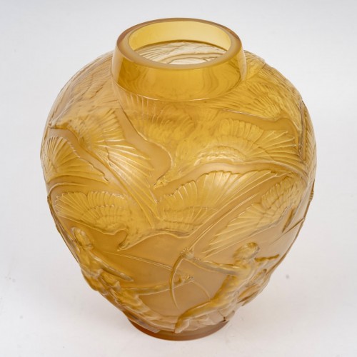 Glass & Crystal  - 1921 René Lalique - Vase Archers