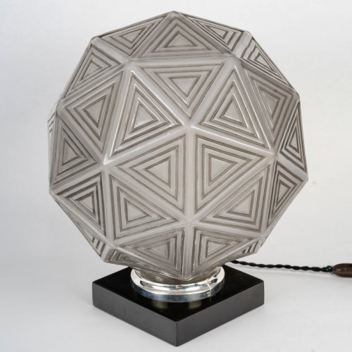 1925 René Lalique - Art Deco Table Lamp Nanking Verre Blanc Patiné Gris - Lighting Style Art Déco