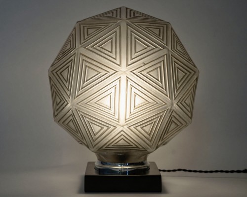 20th century - 1925 René Lalique - Art Deco Table Lamp Nanking Verre Blanc Patiné Gris