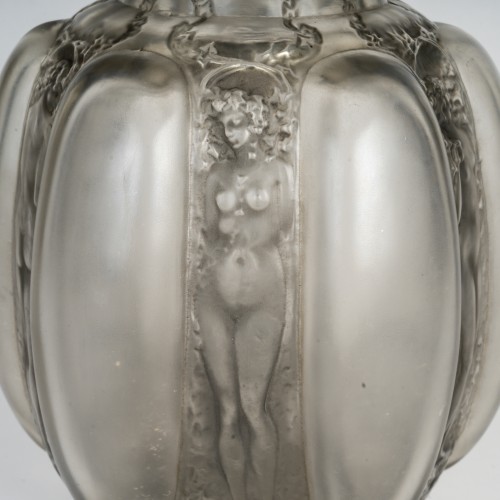 20th century - 1912 René Lalique - Vase Six Figurines Et Masques