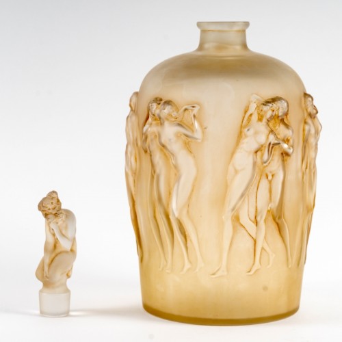 20th century - 1920 René Lalique Vase Twelve Figurines With Stopper