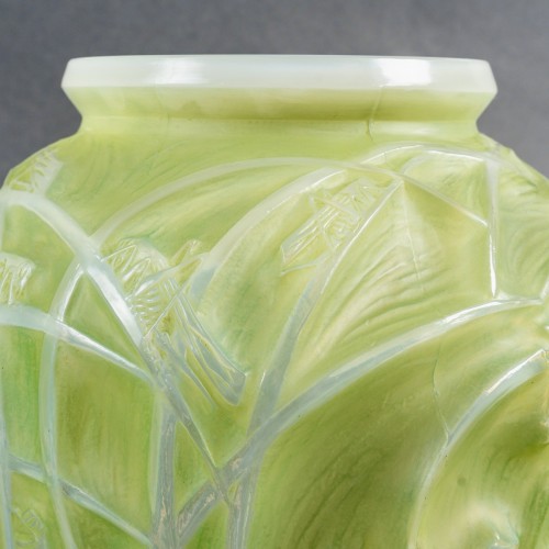 1912 René Lalique - Vase Sauterelles Grasshoppers Cased Opalescent Glass - 