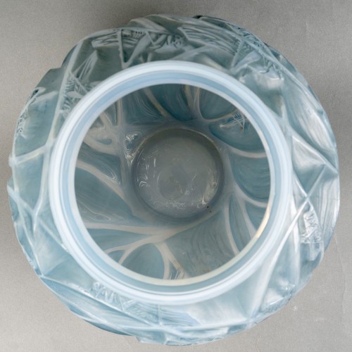 20th century - 1912 René Lalique - Vase Sauterelles Grasshoppers Cased Opalescent Glass
