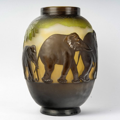 1925 Emile Gallé - Vase Eléphants Verre Multicouche Brun, Jaune et Vert - Verrerie, Cristallerie Style Art Déco