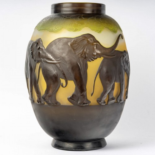 Verrerie, Cristallerie  - 1925 Emile Gallé - Vase Eléphants Verre Multicouche Brun, Jaune et Vert