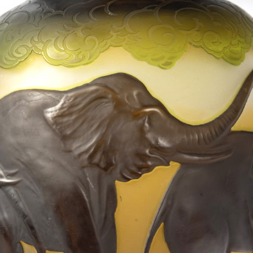 XXe siècle - 1925 Emile Gallé - Vase Eléphants Verre Multicouche Brun, Jaune et Vert