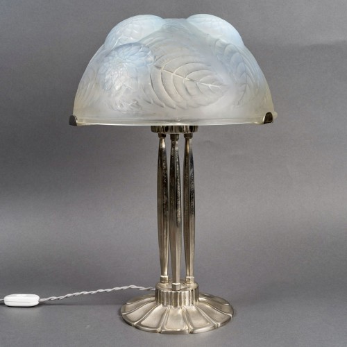 1921 René Lalique - Lampe Dahlias verre opalescent et bronze nickelé - Verrerie, Cristallerie Style Art Déco