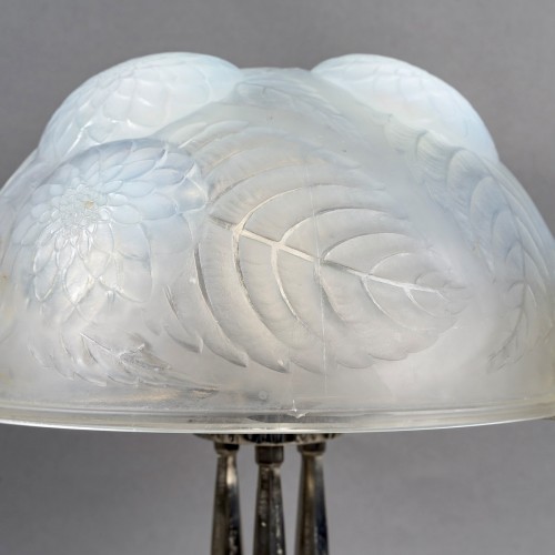 XXe siècle - 1921 René Lalique - Lampe Dahlias verre opalescent et bronze nickelé