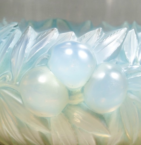 20th century - 1930 René Lalique - Vase Prunes