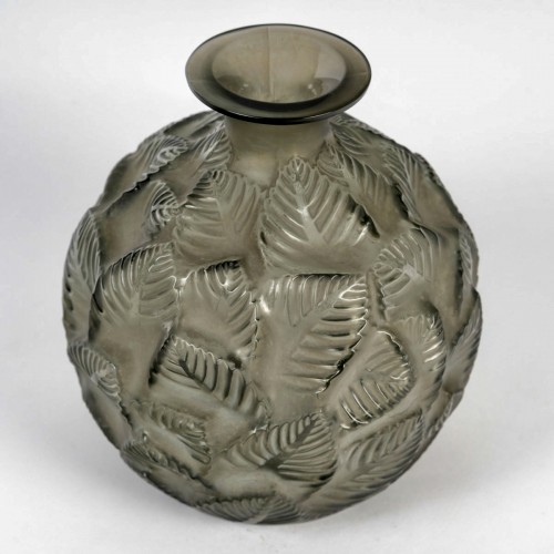 Glass & Crystal  - 1926 René Lalique - Vase Ormeaux