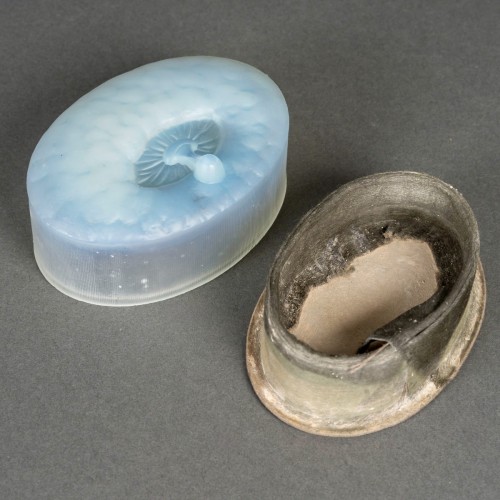 Glass & Crystal  - 1927 René Lalique Box Corail Rouge Perle Noire For Forvil