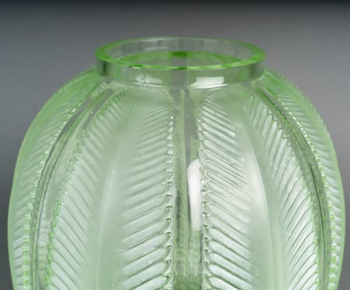 Verrerie, Cristallerie  - 1932 René Lalique - Vase Biskra vert clair
